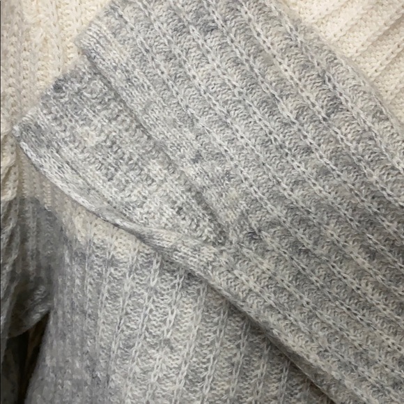 Banana Republic Gray and Off White Turtleneck - Picture 3 of 8